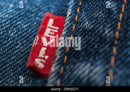 Neue LEVI's Jeans. LEVI's ist ein 1853 gegründeter Markenname von Levi Strauss and Co Stockfoto