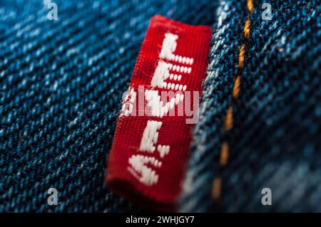 Neue LEVI's Jeans. LEVI's ist ein 1853 gegründeter Markenname von Levi Strauss and Co Stockfoto