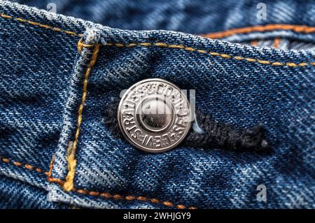 Neue LEVI's Jeans. LEVI's ist ein 1853 gegründeter Markenname von Levi Strauss and Co Stockfoto