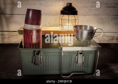 Ikonische Brotdose aus Stahl mit blauem Kragen, Thermoskanne und Becher Stockfoto