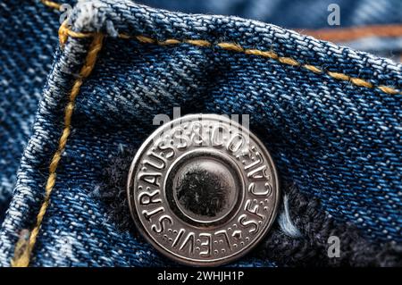 Neue LEVI's Jeans. LEVI's ist ein 1853 gegründeter Markenname von Levi Strauss and Co Stockfoto