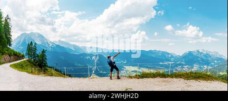 Ein Mann wandert in den alpen. Feuern Sie die bewegliche Aktivität an. Jenner Mountain Panorama - Berchtesgaden Stockfoto