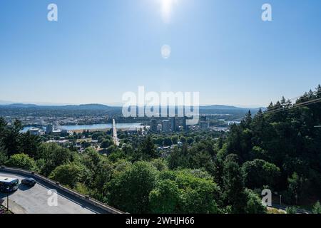 Ein Foto der Skyline von Portland und Mt. Kapuze im Hintergrund an einem klaren, sonnigen Sommertag aus Sicht der Oregon Health and Science University. Stockfoto