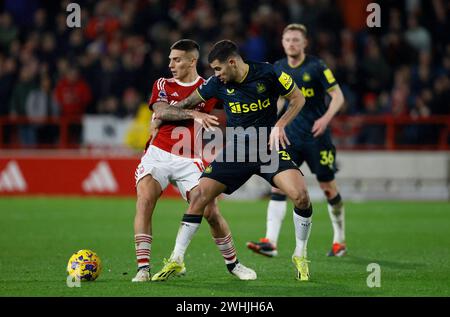 Nicolas Dominguez (links) von Nottingham Forest und Bruno Guimaraes von Newcastle United kämpfen um den Ball während des Premier League-Spiels auf dem City Ground in Nottingham. Bilddatum: Samstag, 10. Februar 2024. Stockfoto