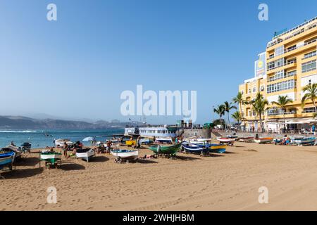 GRAN CANARIA, SPANIEN - 12. DEZEMBER 2023: Panoramablick auf den Strand von Las Canteras bei Las Palmas de Gran Canaria auf den Kanarischen Inseln in Spanien. Stockfoto