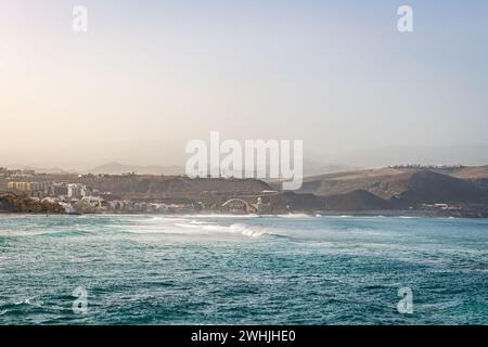 Panoramablick auf den Strand Las Canteras bei Las Palmas de Gran Canaria auf den Kanarischen Inseln in Spanien. Stockfoto