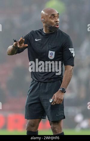 Schiedsrichter Sam Allison beim Sky Bet Championship-Spiel zwischen Middlesbrough und Bristol City im Riverside Stadium, Middlesbrough am Samstag, den 10. Februar 2024. (Foto: Trevor Wilkinson | MI News) Credit: MI News & Sport /Alamy Live News Stockfoto