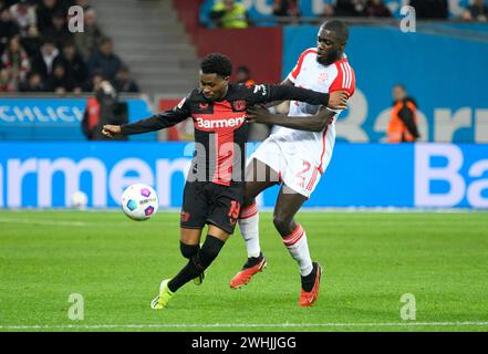 BayArena Leverkusen, 10.2,2024, Fussball: Bundesliga Saison 2023/2024 21.Spieltag Bayer 04 Leverkusen B04 vs FC Bayern München FCB Nathan Tella B04, Dayot Upamecano FCB DFL DFB-VORSCHRIFTEN VERBIETEN JEDE VERWENDUNG VON FOTOGRAFIEN ALS BILDSEQUENZEN UND/ODER QUASI-VIDEO *** BayArena Leverkusen, 10 2 2024, Fußball-Bundesliga-Saison 2023 2024 21 Spieltag Bayer 04 Leverkusen B04 vs FC Bayern München FCB Nathan Tella B04 , Dayot Upamecano FCB DFL DFB-VORSCHRIFTEN VERBIETEN JEDE VERWENDUNG VON FOTOS ALS BILDSEQUENZEN UND ODER QUASI-VIDEO Stockfoto