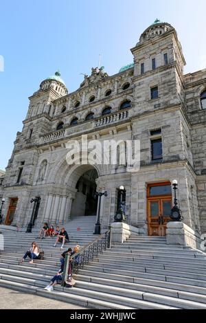 Victoria, British Columbia, Kanada - 27. Juli 2018 - Touristen vor dem historischen parlamentsgebäude im Stadtzentrum von Victoria, Vancouver Stockfoto