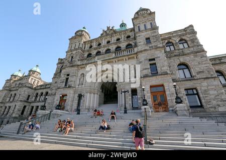 Victoria, British Columbia, Kanada - 27. Juli 2018 - Touristen vor dem historischen parlamentsgebäude im Stadtzentrum von Victoria, Vancouver Stockfoto