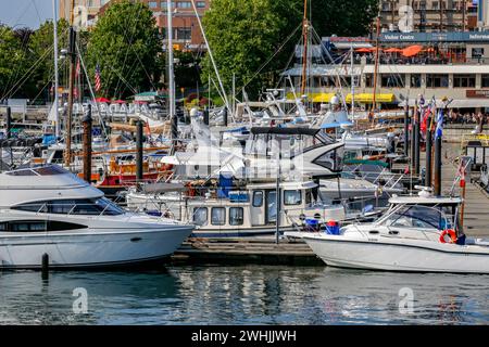 Victoria, BC, Kanada - 27. Juli 2018 - Inner Harbour mit Boot an sonnigen Tagen. Stockfoto