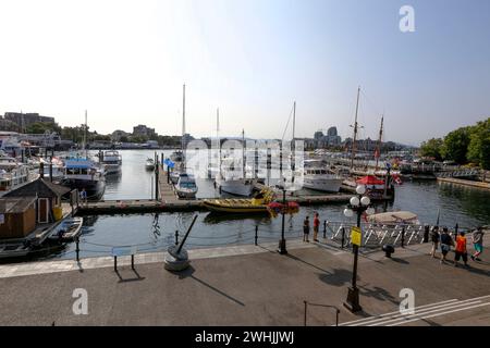 Victoria, BC, Kanada - 27. Juli 2018 - Inner Harbour Pathway mit Menschen an sonnigen Tagen. An diesem Fleck am Wasser finden viele Touristen statt Stockfoto