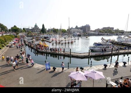 Victoria, BC, Kanada - 27. Juli 2018 - Inner Harbour Pathway mit Menschen an sonnigen Tagen überfüllt. An diesem Fleck am Wasser finden sich viele Touristen Stockfoto