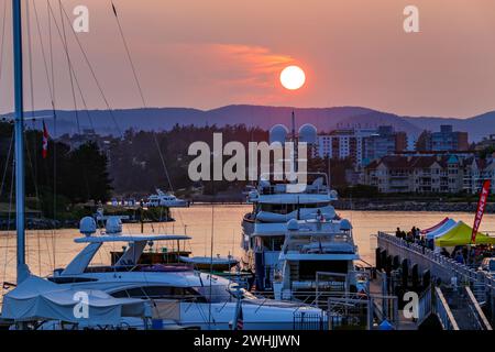 Victoria, BC, Kanada - 27. Juli 2018 - Blick auf den Inner Harbour bei Sonnenuntergang in Victoria, British Columbia, Kanada Stockfoto