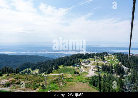 Der Blick vom Grouse Mountain Sessellift mit Vancouver im fernen Hintergrund. Stockfoto
