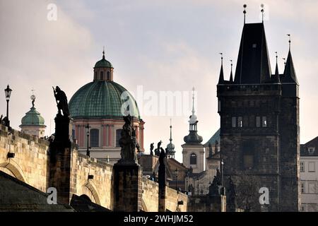 Prag, Tschechische Republik. Februar 2024. Blick auf die Karlsbrücke während des sonnigen Wintertages am 10. Februar 2024. Die Karlsbrücke in Prag ist eines der beliebtesten Reiseziele der Tschechischen Republik. (Kreditbild: © Slavek Ruta/ZUMA Press Wire) NUR REDAKTIONELLE VERWENDUNG! Nicht für kommerzielle ZWECKE! Stockfoto