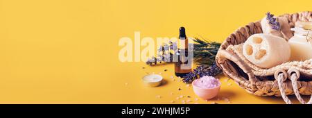 Spa-Kosmetikprodukte mit Lavendel. Häusliche Körperpflege. Spa-Einstellung auf gelbem Banner Stockfoto