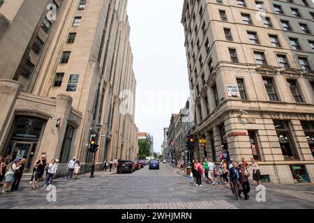 Montreal, Kanada - aug 09 2023 - Geschäftshochhäuser in Montreal, Kanada, laufen die Menschen im Finanzzentrum von Montreal, Kanada Stockfoto