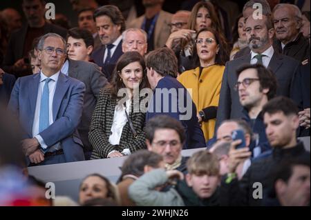 Madrid, Spanien. Februar 2024. Jose Luis Martinez Almeida (R), Bürgermeister von Madrid, mit seiner Freundin Teresa Urquijo (L) beim Fußballspiel La Liga EA Sports 2023/24 zwischen Real Madrid und Girona Madrid im Santiago Bernabeu Stadion in Madrid, Spanien. Quelle: Unabhängige Fotoagentur/Alamy Live News Stockfoto