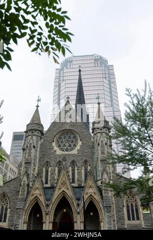 Basilika und geschäftliche Wolkenkratzer in Montreal, Kanada, Stockfoto