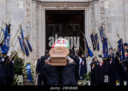 Vittorio Emanuele Beerdigungssarkträger tragen den Sarg von Vittorio Emanuele von Savoyen in die Kathedrale von Turin für seine Beerdigungszeremonie. Vittorio Emanuele von Savoyen war der Sohn von Umberto II. Von Savoyen, dem letzten König von Italien, und starb am 3. Februar 2024 in Genf. Turin Italien Copyright: xNicolòxCampox Stockfoto