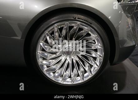 Philadelphia, Pennsylvania, USA - 14. Januar 2024 - die silberne Leichtmetallfelge des Buick Wildcat EV Konzeptfahrzeugs Stockfoto