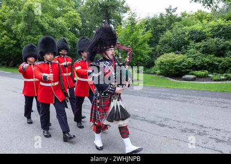 Ottawa, Kanada - 08. August 2023. Wachwechsel in der Rideau Hall, Regierungspalast in Ottawa Kanada Stockfoto