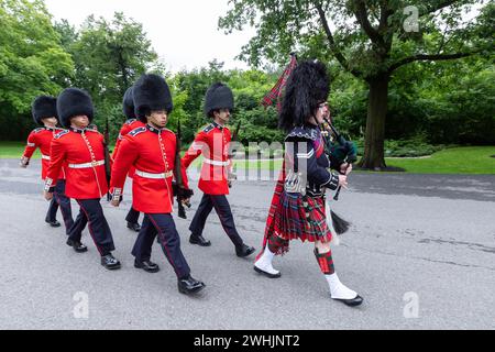 Ottawa, Kanada - 08. August 2023. Wachwechsel in der Rideau Hall, Regierungspalast in Ottawa Kanada Stockfoto