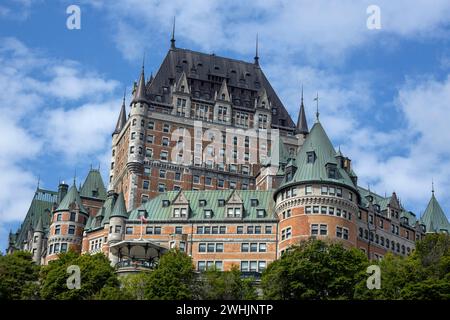 Das Frontenac Castle (Fairmount Hotel) in der Altstadt von Quebec (Kanada). Blauer Himmel mit Wolken Stockfoto