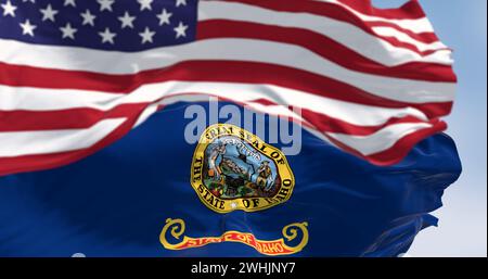 Die Flagge des Bundesstaates Idaho, die mit der US-Nationalflagge wehte, verschwimmerte im Vordergrund Stockfoto