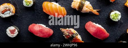 Sushi-Panorama. Nigiri mit Aal, Thunfisch, Lachs und Garnelen, über dem Kopf Stockfoto