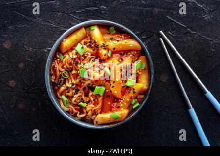 Rabokki, tteokbokki oder Topokki mit Ramen, koreanischem Streetfood und scharfen Reiskuchen Stockfoto