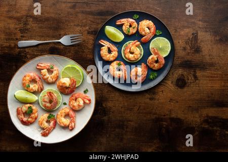 Shrimps, über dem Kopf flach, auf einem rustikalen hölzernen Hintergrund Stockfoto
