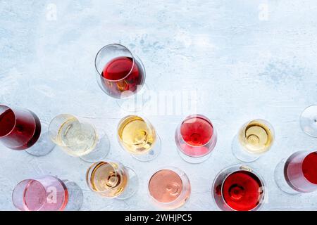 Weingläser bei einer Verkostung. Rosen-, Rot- und Weißwein, Getränke auf dem Tisch Stockfoto
