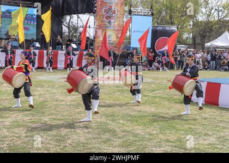 Buenos Aires, Argentinien - 3. Februar 2024: Japanische Mädchen und Jungs tanzen mit Schlagzeug. EISA (japanischer Tanz mit Schlagzeug) in Varela Matsuri. Stockfoto