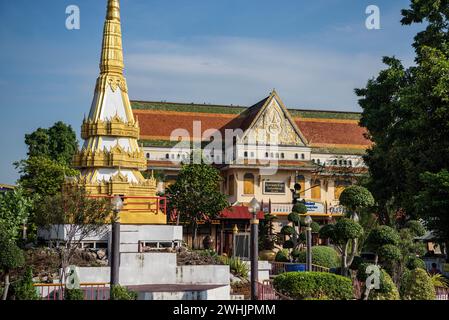 Der neue Tempel des Wat Mahathat Worawihan in der Stadt und Provinz Ratchaburi in Thailand, Thailand, Ratchaburi, 14. November, 2023 Stockfoto