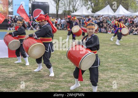 Buenos Aires, Argentinien - 3. Februar 2024: Japanische Tänzer mit Trommel. EISA (japanischer Tanz mit Schlagzeug) in Varela Matsuri. Stockfoto