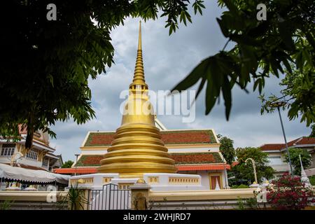 Die Stupa im Wat Sattanat Pariwat in der Stadt und Provinz Ratchaburi in Thailand, Thailand, Ratchaburi, 14. November, 2023 Stockfoto