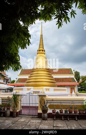 Die Stupa im Wat Sattanat Pariwat in der Stadt und Provinz Ratchaburi in Thailand, Thailand, Ratchaburi, 14. November, 2023 Stockfoto