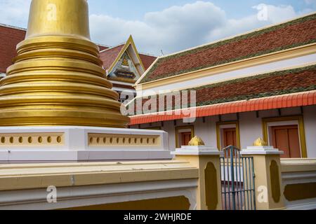 Die Stupa im Wat Sattanat Pariwat in der Stadt und Provinz Ratchaburi in Thailand, Thailand, Ratchaburi, 14. November, 2023 Stockfoto