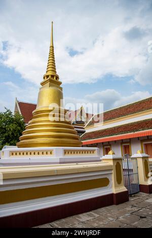 Die Stupa im Wat Sattanat Pariwat in der Stadt und Provinz Ratchaburi in Thailand, Thailand, Ratchaburi, 14. November, 2023 Stockfoto