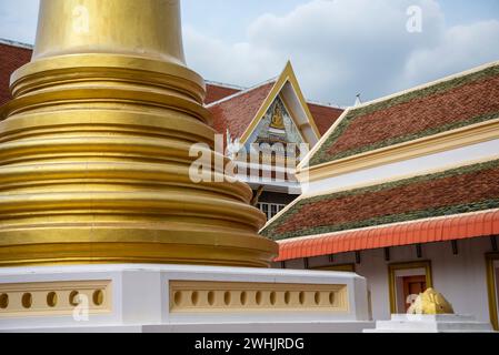 Die Stupa im Wat Sattanat Pariwat in der Stadt und Provinz Ratchaburi in Thailand, Thailand, Ratchaburi, 14. November, 2023 Stockfoto