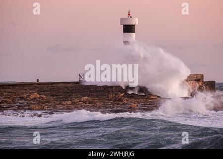 Starke Wellen auf dem Leuchtturm von Puntassa in ColÃ²nia de Sant Jordi Stockfoto