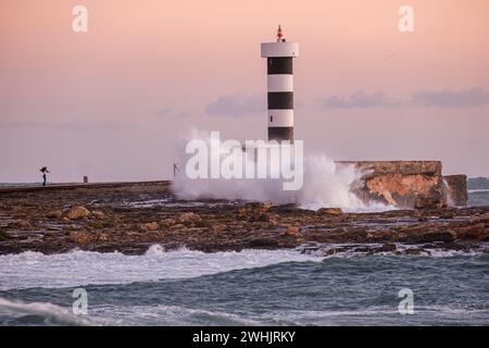 Starke Wellen auf dem Leuchtturm von Puntassa in ColÃ²nia de Sant Jordi Stockfoto