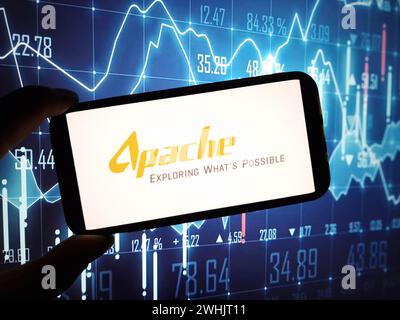 Konskie, Polen – 09. Februar 2024: Logo der Apache Corporation auf dem Mobiltelefon Stockfoto