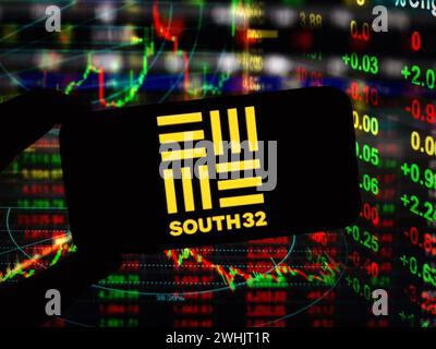 Konskie, Polen – 09. Februar 2024: Das Firmenlogo South32 wird auf dem Mobiltelefon angezeigt Stockfoto