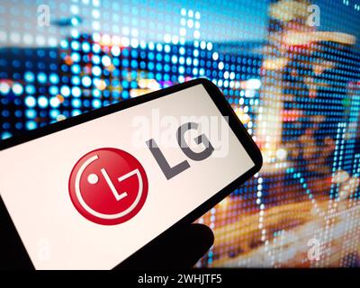 Konskie, Polen – 09. Februar 2024: Das Firmenlogo von LG Electronics wird auf dem Mobiltelefon angezeigt Stockfoto