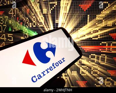 Konskie, Polen – 09. Februar 2024: Firmenlogo von Carrefour auf dem Mobiltelefon Stockfoto