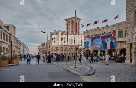 Souq Waqif in Doha, Katar, Nachmittagsaufnahme mit großer Plakatwand, die ein Bild von Scheich Tamim bin Hamad Al Thani, dem Emir von Katar, zeigt Stockfoto
