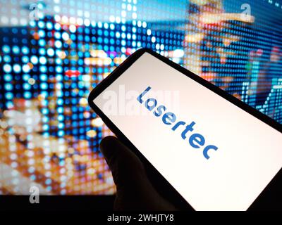 Konskie, Polen – 09. Februar 2024: Das Firmenlogo von LASERTEC wird auf dem Mobiltelefon angezeigt Stockfoto